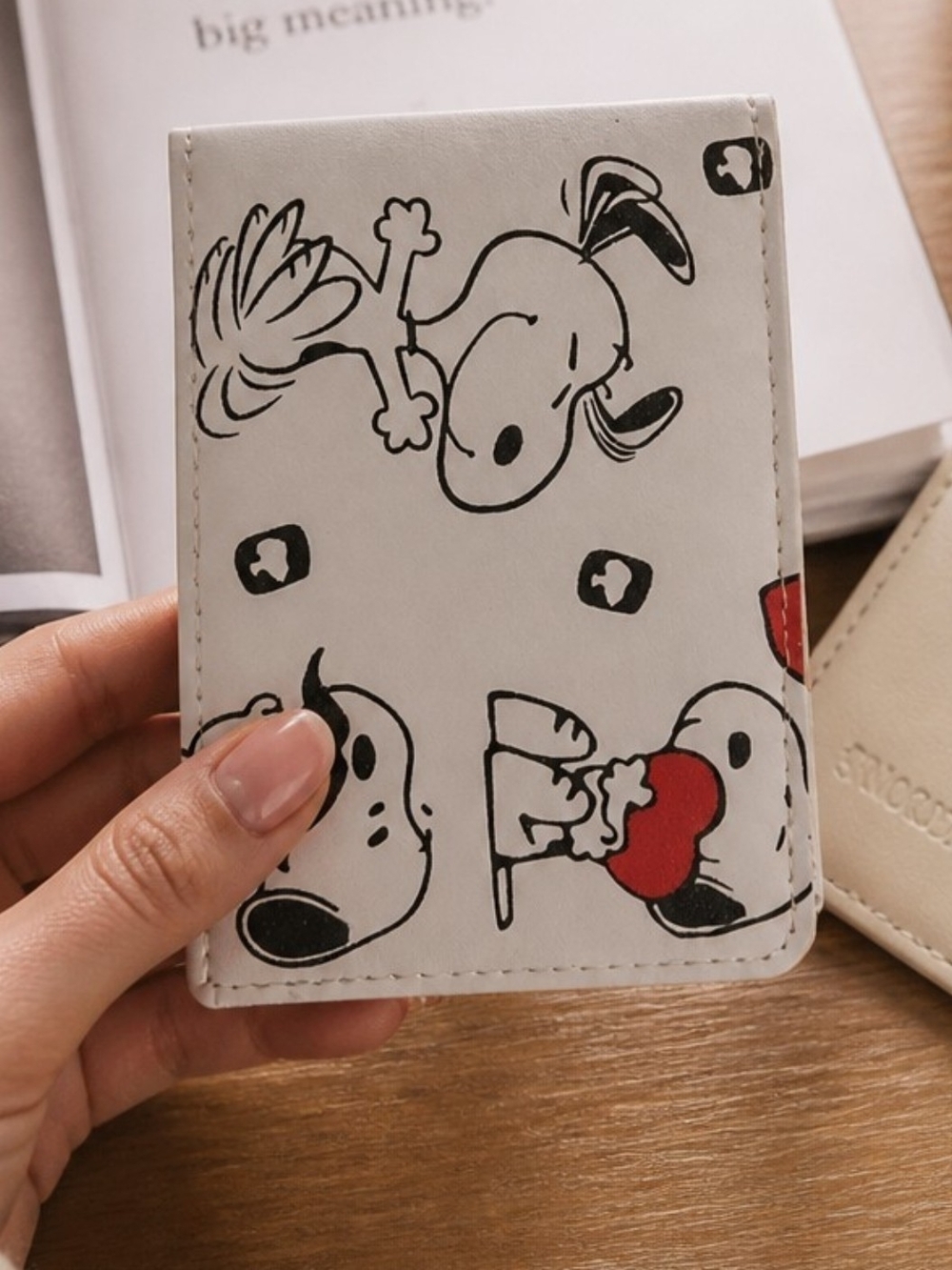 Peanuts - Vinyl White Wallet Snoopy & Friends ,2 ID Windows, 8 Card /Photo Slotd